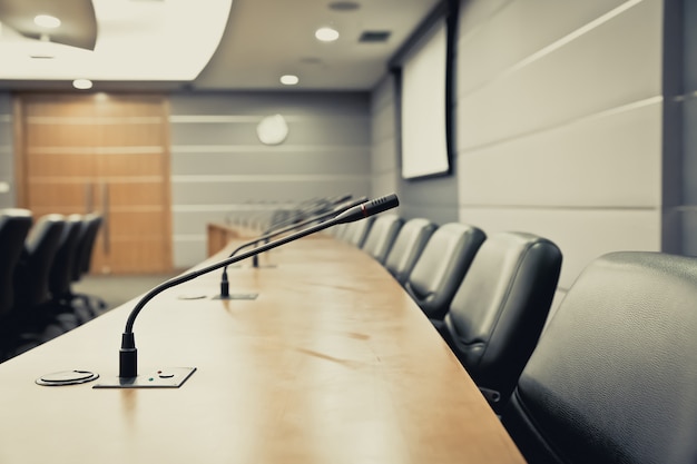 Foto sala de reuniões ou sala de reuniões com microfone profissional em cima da mesa.