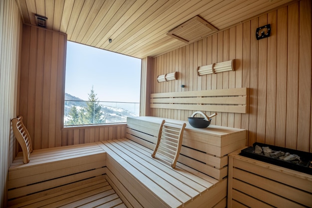 Foto sala de sauna de madeira vazia com acessórios tradicionais de sauna