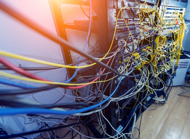 Sala de servidores com computadores para internet. Cabos de rede conectados aos comutadores.