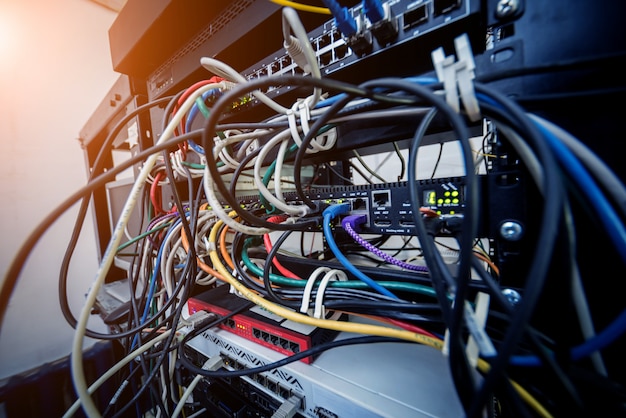 Sala de servidores com computadores para internet. Cabos de rede conectados aos comutadores.