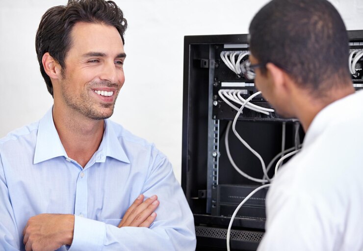 Foto sala de servidores, suporte e rede com um engenheiro conversando com um homem de negócios sobre segurança cibernética consultoria e manutenção de banco de dados com um técnico conversando sobre tecnologia da informação