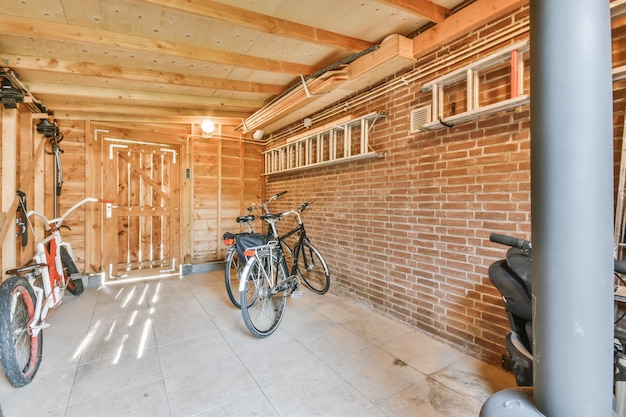 Sala de tijolos com bicicletas e escadas suspensas