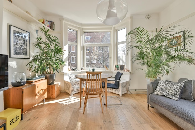 Sala de visitas espaçosa no apartamento moderno