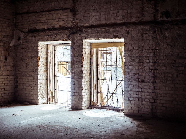 La sala destruida abandonada con hermosa luz llena la escena