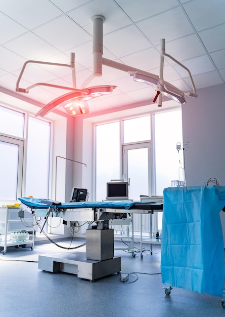 Sala de emergencias médicas ligeras. Sala de clínica vacía azul moderna.