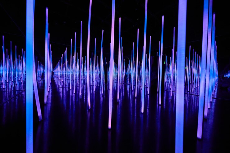 Foto sala de espejos infinitos con postes de luz led azules