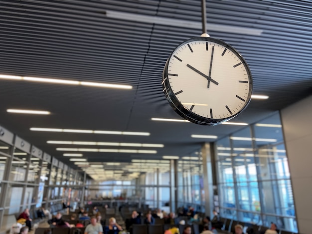 Sala de espera del aeropuerto con reloj