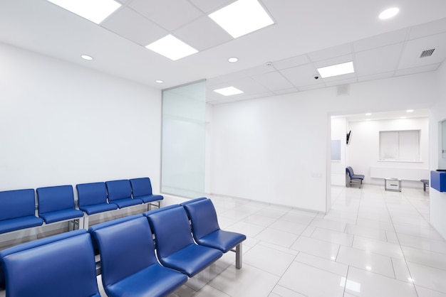 Sala de espera del hospital con sillas vacías.