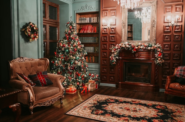 Sala de estar y biblioteca de madera oscura clásica Interior de año nuevo con árbol de Navidad mágico que brilla intensamente