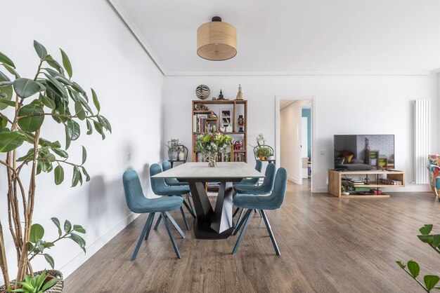 Sala de estar de una casa con pisos de madera