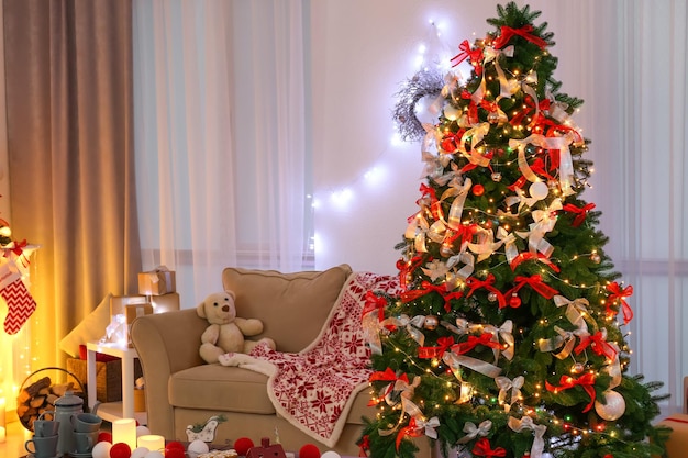 Sala de estar decorada con hermoso árbol de Navidad