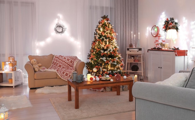 Sala de estar decorada con hermoso árbol de Navidad