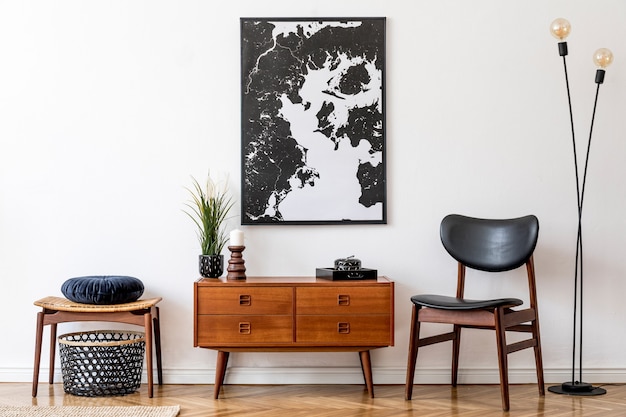 Sala de estar elegante y retro con inodoro de madera de diseño vintage, silla, reposapiés, lámpara negra y elegantes accesorios personales. mapa en la pared. Decoración casera vintage.