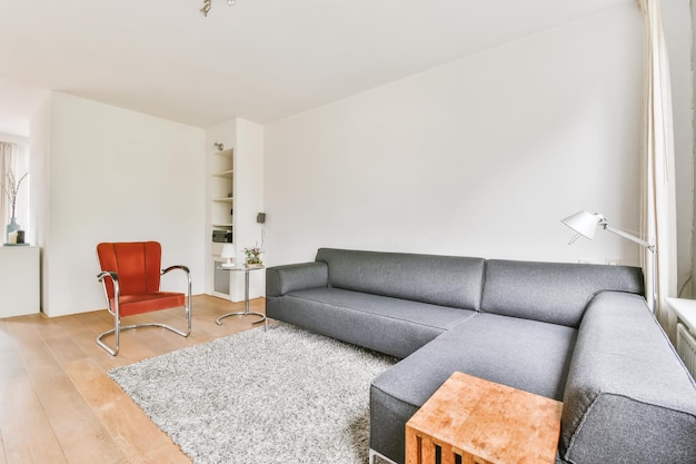 Sala de estar elegante con sofá gris de esquina