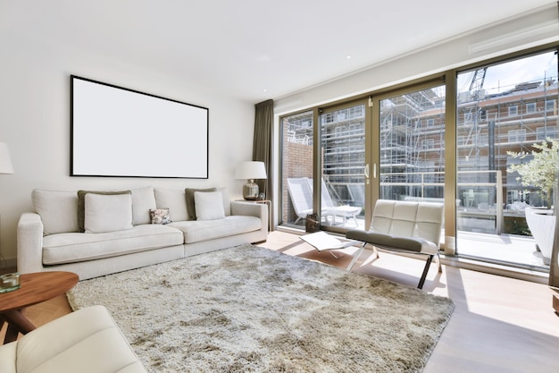 Sala de estar elegante con un sofá y sillones blancos como la nieve