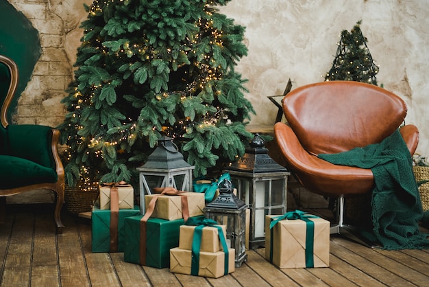 Sala de estar en estilo retro con una decoración de Navidad.