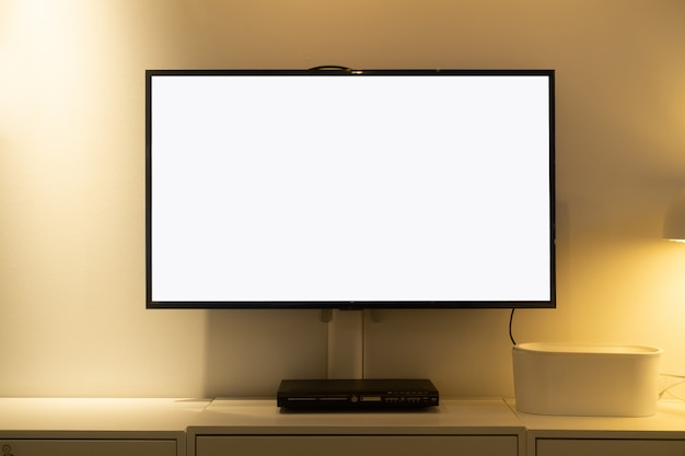 Foto la sala de estar llevó una pantalla de tv en blanco en un muro de concreto con una mesa de madera y un reproductor multimedia