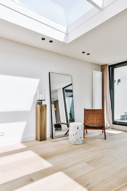 Sala de estar luminosa en una casa de lujo moderna