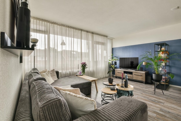 Sala de estar moderna en apartamento espacioso
