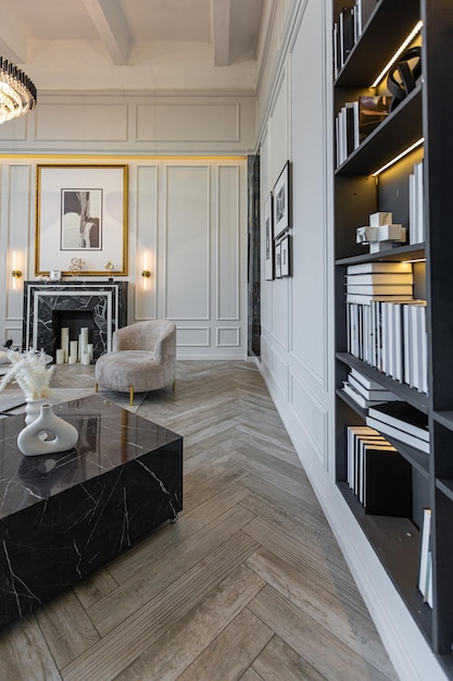sala de estar moderna en un estilo histórico con una chimenea de mármol en un elegante interior brillante caro de un apartamento enorme sin gente durante el día