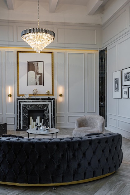 Foto sala de estar moderna en un estilo histórico con una chimenea de mármol en un elegante interior brillante caro de un apartamento enorme sin gente durante el día