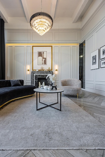 sala de estar moderna en un estilo histórico con una chimenea de mármol en un elegante interior brillante caro de un apartamento enorme sin gente durante el día