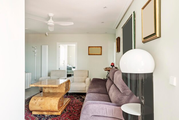 Sala de estar con muebles decorativos y ventilador de techo blanco.