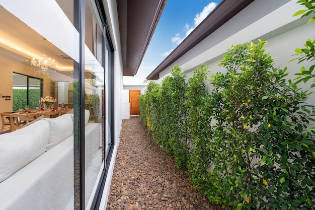 Sala de estar de planta abierta con puerta corredera y jardín.