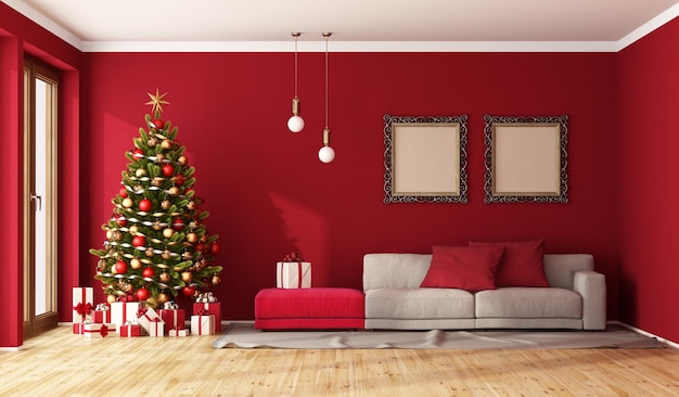 Sala de estar roja decorada para Navidad con árbol y regalos