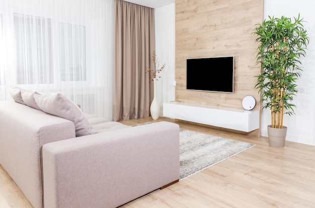 Sala de estar con sofá y tv led en pared de madera