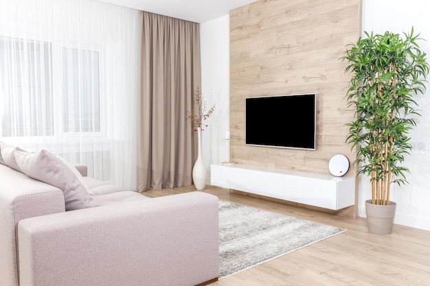 Sala de estar con sofá y tv led en pared de madera