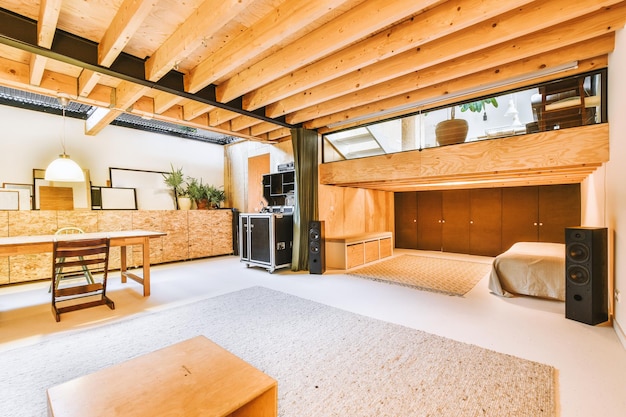 Una sala de estar con techo de madera y un dormitorio.