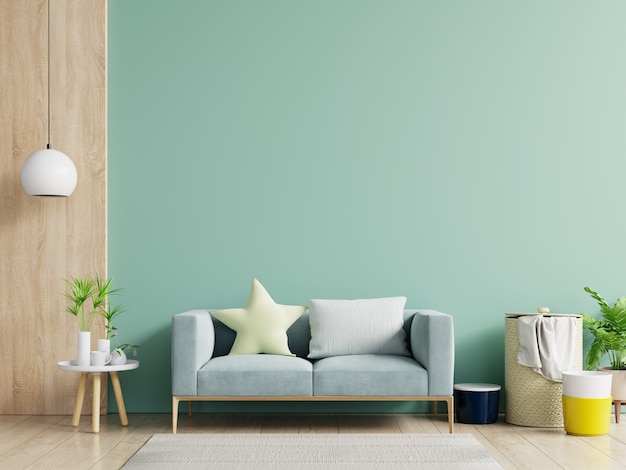 Sala de estar vacía con sofá azul, plantas y mesa en la pared verde vacía.