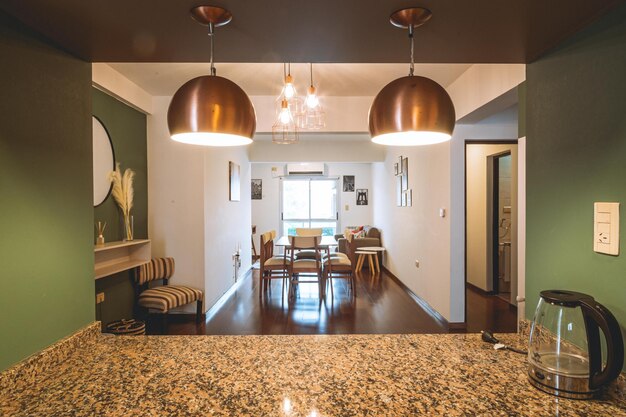 Sala de estar desde la ventana con dos luces y una mesa