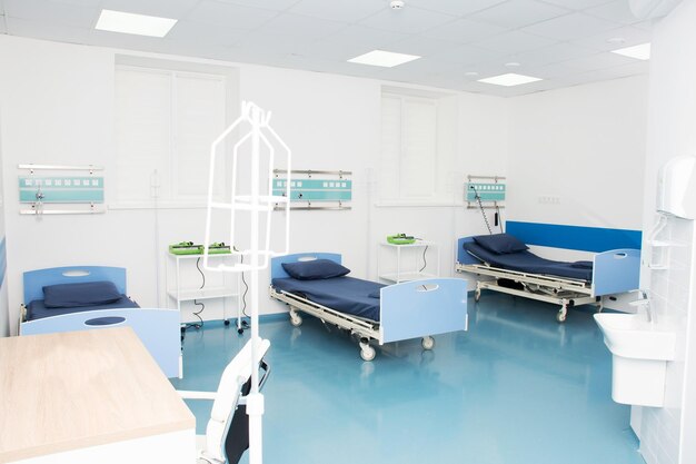 Foto sala de hospital moderna vacía para varios pacientes equipo médico moderno en la unidad de cuidados intensivos