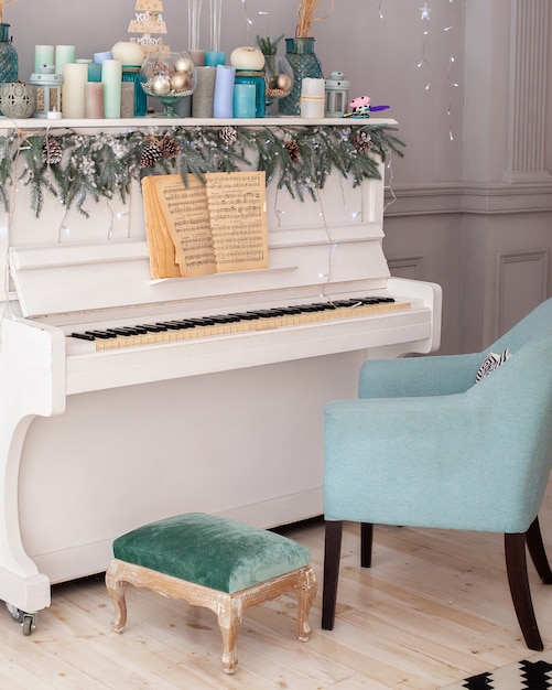 Sala interior decorada con piano y árbol de Navidad