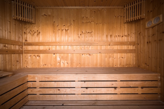 Sala interior de sauna de madera, relajarse en una sauna caliente