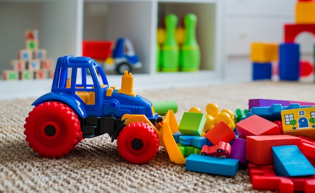 Sala de juegos para niños con juguetes de bloques educativos de plástico de colores. Piso de juegos para jardín de infancia de preescolares. habitación infantil interior. Espacio libre. maqueta de fondo