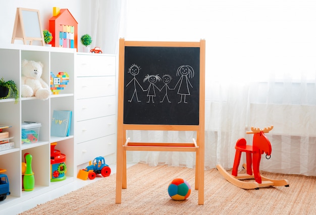 Foto sala de juegos para niños con juguetes de plástico coloridos bloques educativos. piso de juegos para preescolares de jardín de infantes. habitación infantil interior.