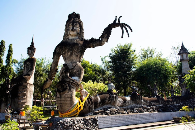 Sala Kaew Ku o Sala Keoku fantástico parque de esculturas de hormigón peculiar o simplemente extraño inspirado en el budismo para que los tailandeses visiten viajes y respeten la oración en la ciudad de Nongkhai en Nong Khai Tailandia