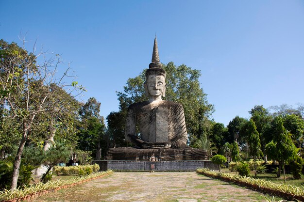 Sala Kaew Ku o Sala Keoku fantástico parque de esculturas de hormigón peculiar o simplemente extraño inspirado en el budismo para que los tailandeses visiten viajes y respeten la oración en la ciudad de Nongkhai en Nong Khai Tailandia