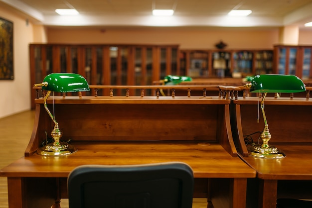 Foto sala de lectura, filas de mesa en la biblioteca de la universidad