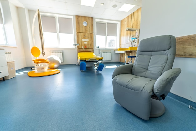 Sala de luz moderna del hospital de maternidad Camas de pacientes vacías en una sala de maternidad Baño cómodo en la nueva sala de maternidad moderna Sala elegante en el hospital