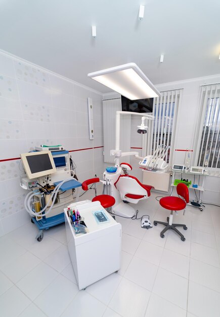 Foto sala moderna luz odontológica interior da sala médica branca com equipamento especial