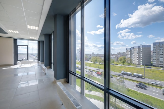 Sala moderna vazia com portas de colunas e janelas panorâmicas