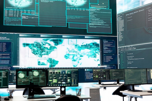 Sala de monitoreo de seguridad cibernética con equipos de alta tecnología