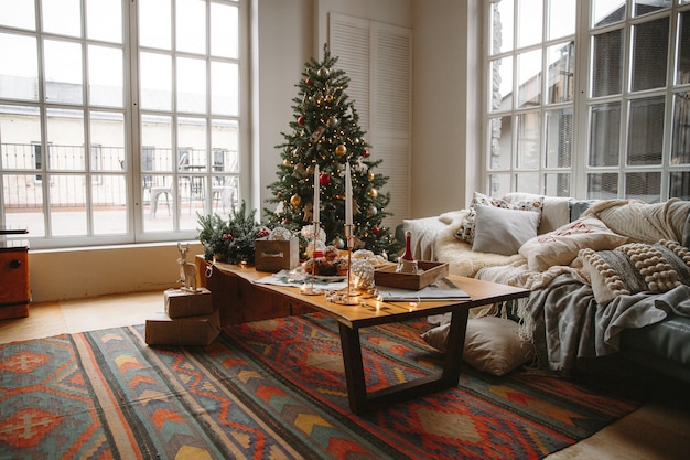 Sala de Navidad decorada con hermoso abeto.