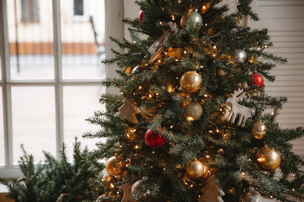 Sala de Navidad decorada con hermoso abeto.