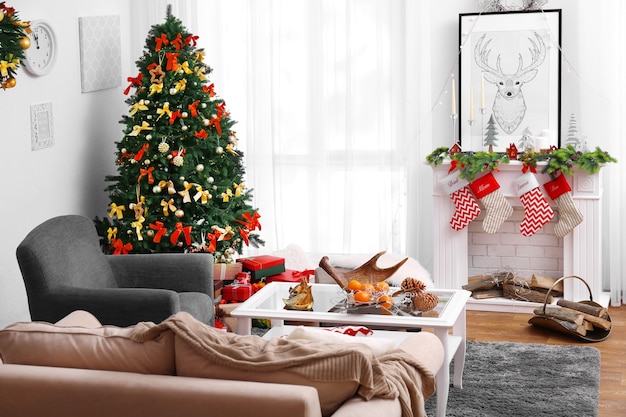 Sala de Navidad decorada con hermoso abeto