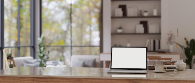 Sala de oficina en casa moderna con computadora portátil de pantalla en blanco en la mesa con espacio para copiar